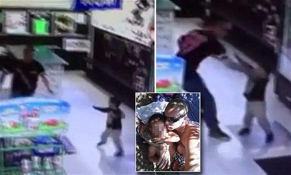 Papà colpisce il suo bimbo con un cazzotto in un supermercato: le telecamere lo incastrano