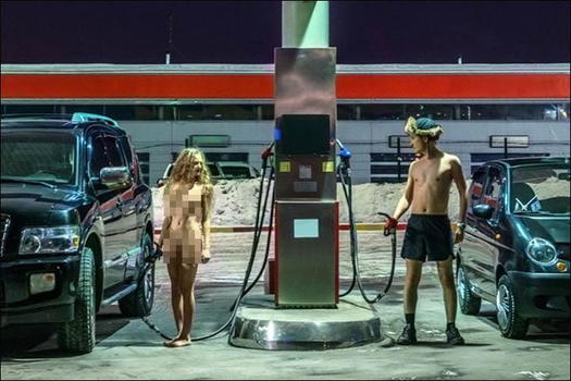 Russia: protesta contro l’economia del Paese, la modella gira un video nuda e… sotto zero!