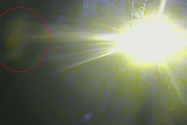 Inghilterra, spuntano le immagini della telecamera di sorveglianza del ristorante: è un fantasma?