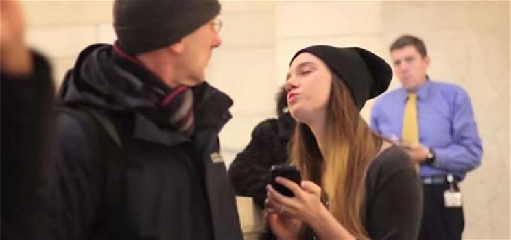 Una ragazza si aggira per Central Station baciando degli sconosciuti. Come reagiranno?