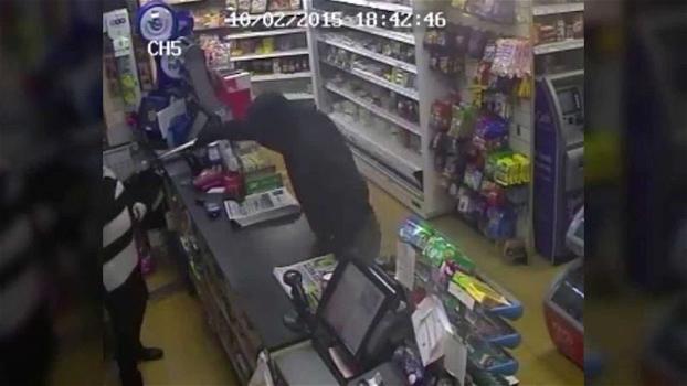 Ecco il VIDEO del genio che rapina il negozio della suocera, che lo riconosce immediatamente