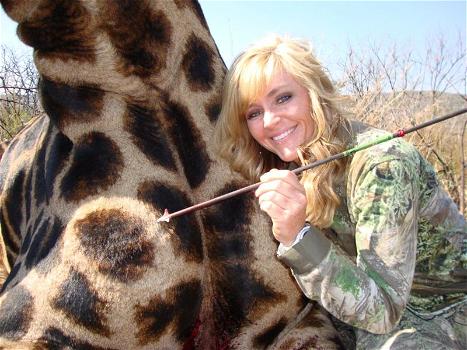 Rebecca Francis, la cacciatrice di giraffe: “Non sono pentita: l’ho onorata, uccidendola”