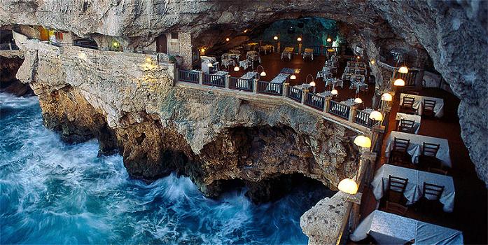 Ecco il ristorante Grotta Palazzese a Polignano a Mare con una vista mozzafiato