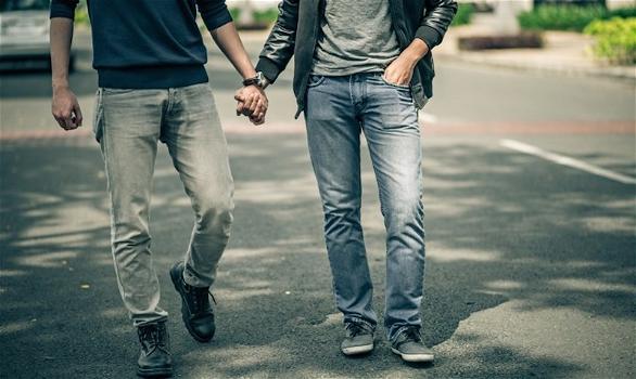 Omofobia, ragazzo aggredito a Rovigo davanti a un bar: stava baciando il suo compagno