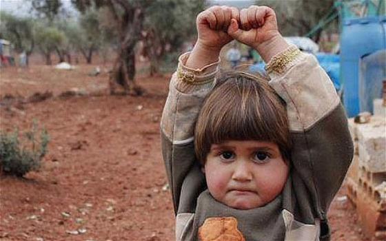 Siria: bimba scambia foto per arma, e si ‘arrende’ al fotografo
