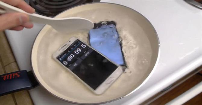 iPhone 6 e Samsung Galaxy S6: quale resisterà più a lungo nell’acqua bollente
