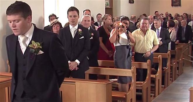 Ecco come questo sposo accoglie in chiesa la sua futura moglie. Davvero commovente