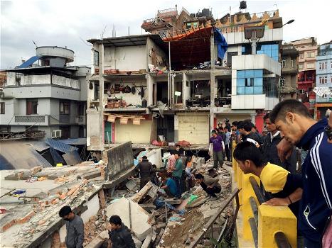 Nepal: sale a 5mila il bilancio delle vittime. Il premier Koirala: “Forse più di 10mila”