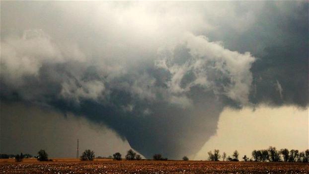 Un incredibile tornado si scaglia sull’Illinois: almeno una vittima