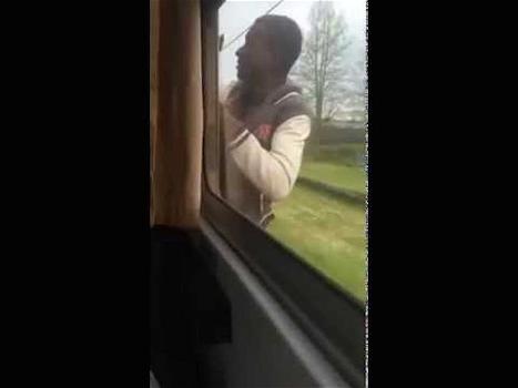 Reggio Emilia: ecco il VIDEO del ragazzo che viaggia aggrappato al treno in corsa