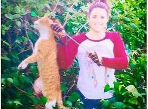Veterinaria uccide il gatto del vicino e posta, sorridente, la foto su Facebook