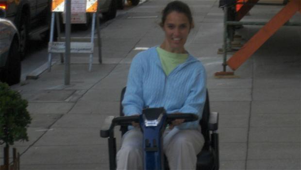 Torna a camminare dopo 30 anni in sedia a rotelle