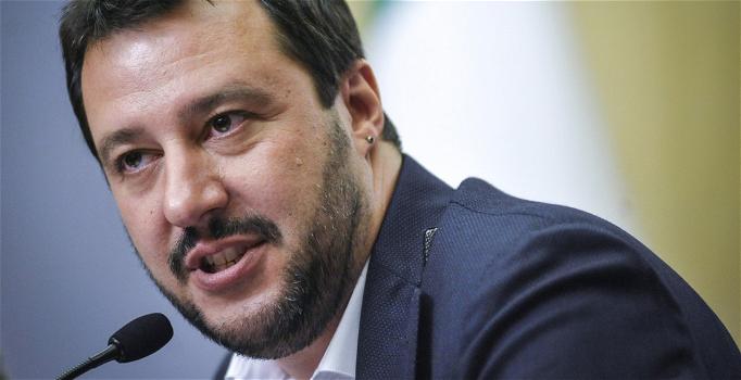 Fumogeni e ortaggi contro Salvini, polizia carica manifestanti