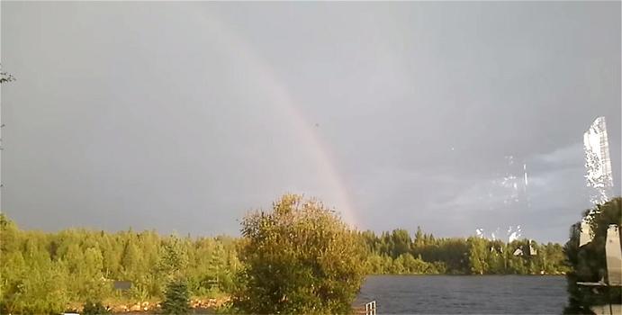 Stava filmando un arcobaleno ma la natura la sorprende