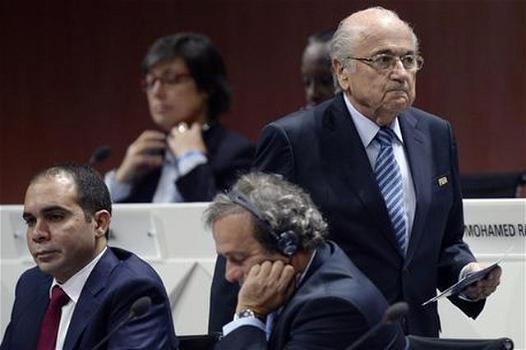 Blatter: “Platini mi ha detto di prendere un whisky, e poi di dimettermi”