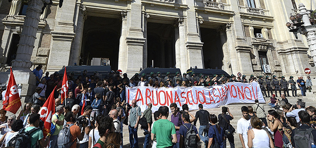 Sciopero Contro La Scuola In Piazza Studenti E Insegnanti