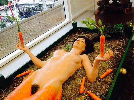 Expo 2015, ecco la ‘donna carota’: è davvero un’opera d’arte?