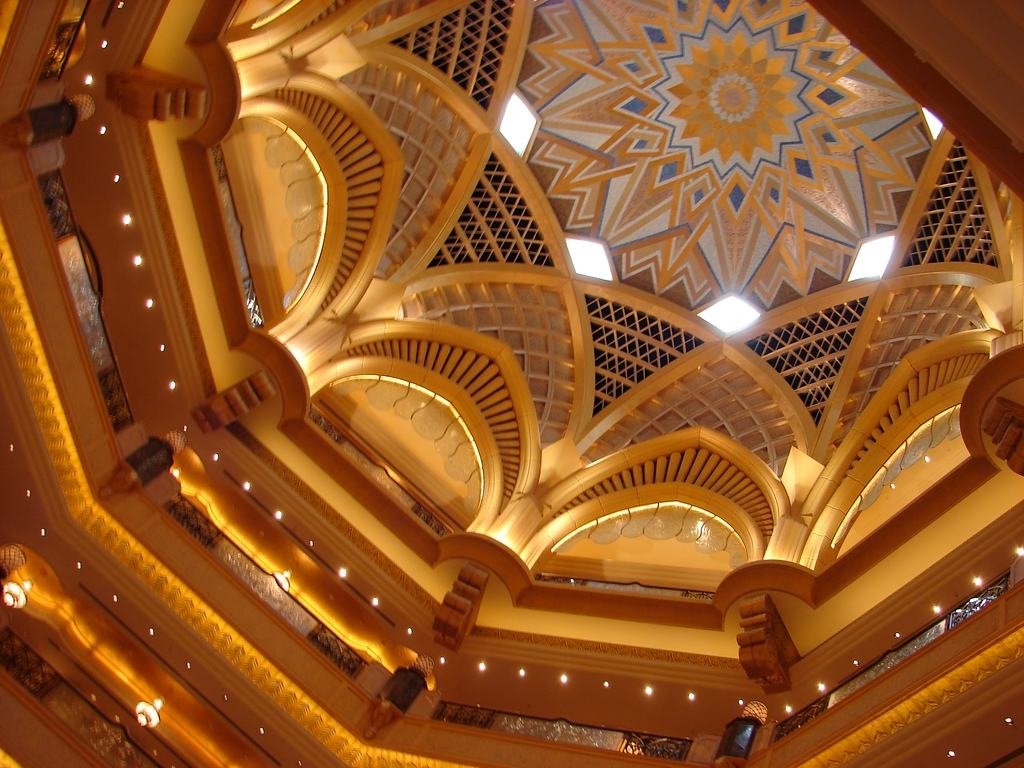L'Emirates Palace è davvero un'espressione di puro lusso. Una struttura imponente e dotata di ogni comfort che non potrà che soddisfare ogni necessità, anche dei più attenti ed esigenti quando viaggiano.  L'Emirates Palace è una vera icona di lusso in tutto il mondo ed ormai punto di riferimento e simbolo di Abu Dhabi. Un hotel che però unisce all'interno ed offre ai suoi visitatori un'esperienza davvero indimenticabile e magica sotto tanti punti di vista.  Bellissimo di giorno ma incantevole di notte l'Emirates Palace saprà sempre stupire e proprio per questo rientra a pieno titolo nella nostra classifica degli alberghi più lussuosi al mondo. Di giorni si può ammirare la natura verdeggiante coni suoi meravigliosi giardini e le sue fontane meravigliose, mentre la sera saprà incantare con l'illuminazione che rende l'Emirates Palace quasi etereo e senza tempo.  L'Emirates Palace si sviluppa lungo un chilometro, se si considera la distanza da un'ala all'altra, mentre le zone esterne si estendono per ben 100 ettari. 114 cupole al suo interno con quella centrale che ha un'altezza di ben 72,6 metri.