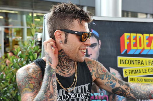 Expo 2015: Fedez sta con i manifestanti. Filippo Facci: “E’ un cretino”