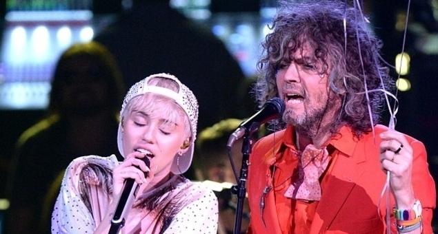 Miley Cyrus incide un album con i The Flaming Lips