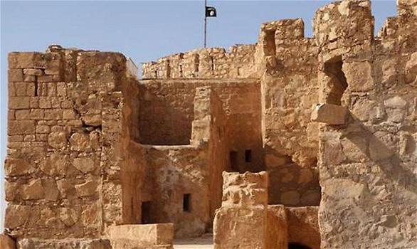 La bandiera dell’Isis sventola nel deserto: Palmira è in mano al Califfato
