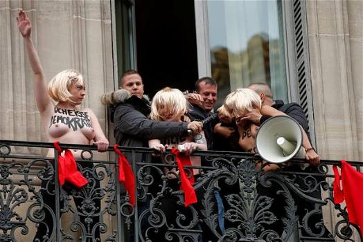 Francia: tre Femen interrompono comizio della Le Pen