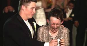La madre è costretta su una sedia a rotelle. Il figlio nel giorno del suo matrimonio fa questo