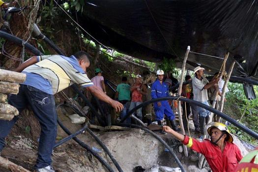 Colombia, miniera allagata: 17 minatori intrappolati