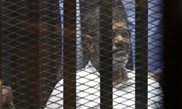 Egitto: Morsi condannato a morte per le evasioni del 2011