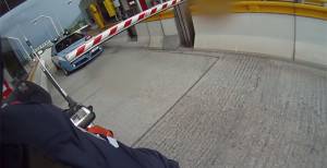 Un motociclista viene fermato al casello. Dei poliziotti lo avvicinano ed ecco cosa gli dicono