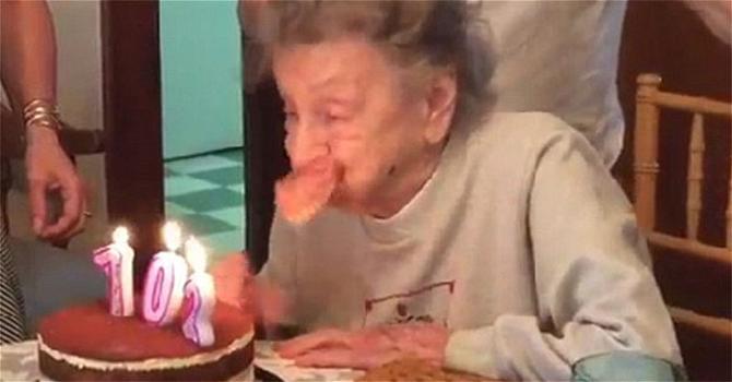 Video divertenti: Nonnina festeggia 102 anni. Ecco cosa succede quando spegne le candeline