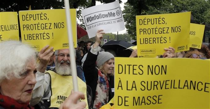 Francia, passa il “Patriot Act”: sancita la morte della privacy