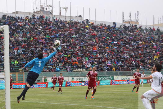 Messina-Reggina, scontri tra ultrà: è tutto tranne che calcio