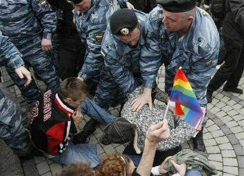 Russia, il Gay Pride di Mosca finisce ancora una volta con scontri e arresti