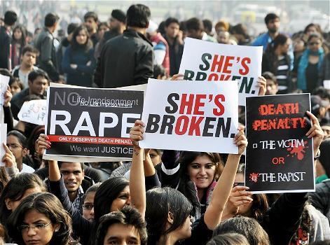 India, 15enne bruciata viva: cercò di resistere allo stupro