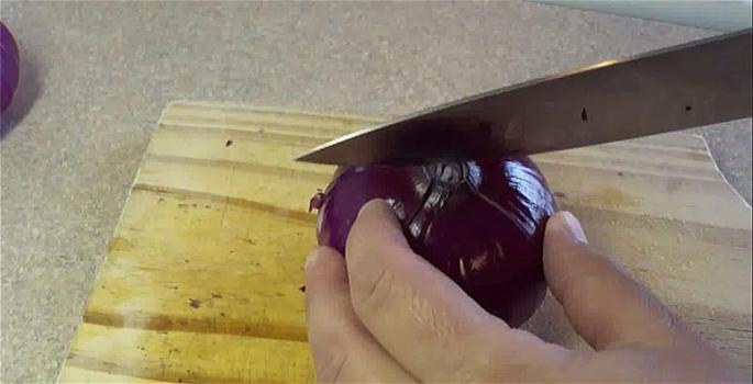Ecco cosa succede tagliando una cipolla in otto parti