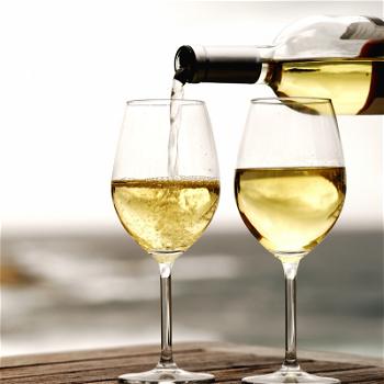 Il vino fa buon sangue: vale anche per il vino bianco