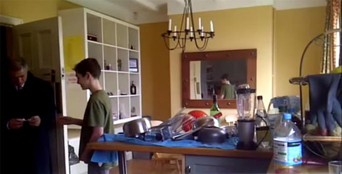 Il figlio prende un bel voto in matematica. Ecco come reagisce il padre
