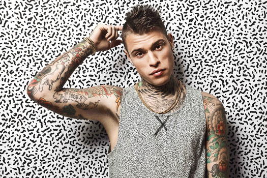 Fedez: litiga in discoteca e rompe una vetrata, ferita una ragazza. Diversa la versione del rapper