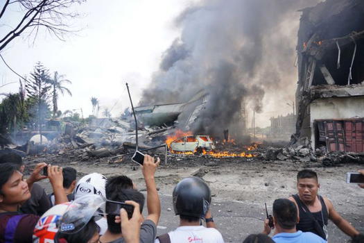 Indonesia, aereo militare si schianta sulla città: 38 morti