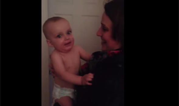 Bimbo incontra per la prima volta la gemella della madre. Ecco la sua esilarante reazione