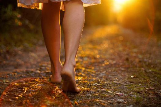 7 motivi per camminare scalzi in casa, rimedio naturale ma efficace
