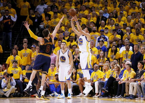 Finals Nba: i Warriors vincono 104-91 su Cleveland, e si portano sul 3-2