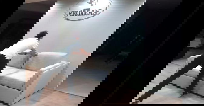 Ecco un divano che si trasforma in un letto a castello. Geniale