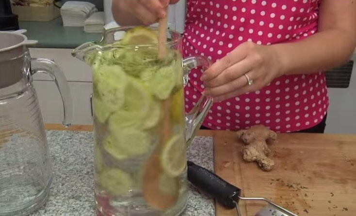 Ecco il drink da bere ogni giorno che sgonfia la pancia