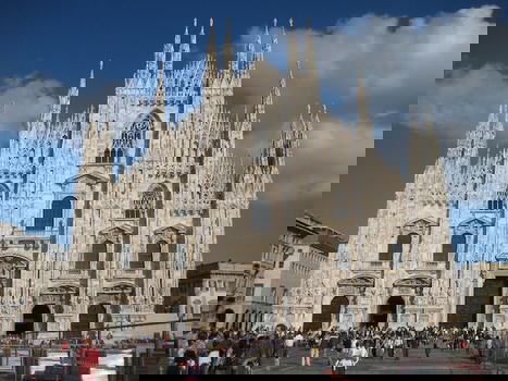 Milano: drone sbatte sul Duomo e lo danneggia. Denunciati 2 coreani