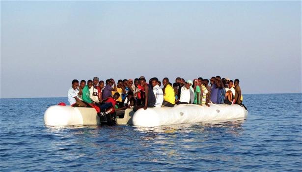 Barca libica spara su gommone di migranti: un morto