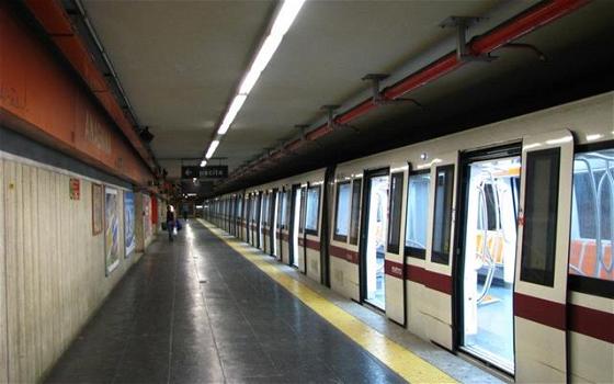 Roma, scontro treni in metropolitana: 12 feriti