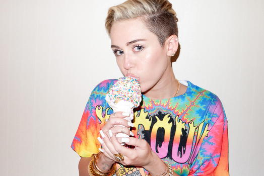 Miley Cyrus debutta con il singolo “Nightmare” e svela la sua bisessualità
