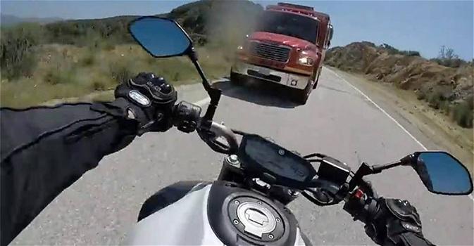 Motociclista si scontra con un camion. La sua GoPro riprende tutto